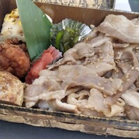 霞町三◯一ノ一 - しょうが焼き、明太子、卵焼き、唐揚げ、マッシュドポテト、おつけもの。