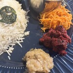 ワンテーブル - 人参とミントサラダ　林檎と柿のチャトニ　ビーツとダルのペースト。全部しっかり味が違って楽しい