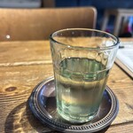 ワンテーブル - アルコールは日本酒を使ったもののみです。富山のチューリップ酵母をつかったエコーズ。600円。レモネードのような、青リンゴのような爽やかな酸味と甘味で、これが又カレーと違和感ないんだな