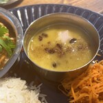 ワンテーブル - サツマイモとダルのカレー　ペーストだけでなくダルとサツマイモの角切りも入ってました。