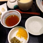 Sushiya Ginzou - 手前　香の物２種
                      左　天つゆ
                      右　刺身用醤油皿
                      奥　茶碗蒸し