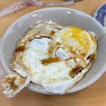 天天利美食坊 - ルーローハン　目玉焼き付き
