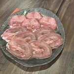 焼肉 ほむら家 - 一つのお皿に豚と牛のタンがあります。