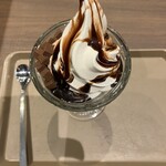 ホリーズカフェ - 料理写真:チョコレートパフェ。