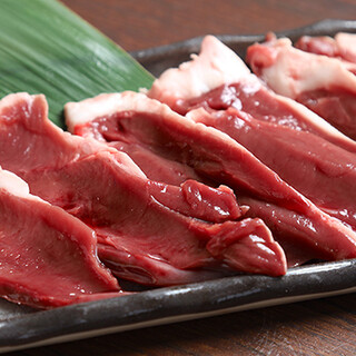 使用北海道直送的生羊肉。请和四季不同的蔬菜一起享用。