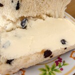 BAKERY YAMAKI - レーズンバター（ハーフ）…税込270円