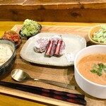 お酒とごはん サンダルキッチン - 【毎週月曜日】ピラティス講師によるカラダに優しい菜食定食の日