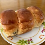 BAKERY YAMAKI - レーズンバター（ハーフ）…税込270円