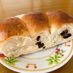 BAKERY YAMAKI - レーズンバター（ハーフ）…税込270円