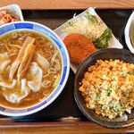 お食事処にった家 - Ｂセット  ワンタン麺・半チャーハン・揚げ物・キムチ