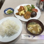 洋食フジイ - ライスは普通でもこのサイズ。大盛でも+50円