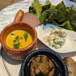 Trattoria e Pasticceria Pino - カボチャのスープ、マッシュルームのアヒージョ、アボカドとサーモンのタルタル