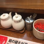 うふふ ラーメン - 卓上の調味料など