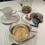 メイ - ❾ハーブティ、お茶菓子
      ・チョコレートのムース
      ・アーモンドのスポンジケーキ