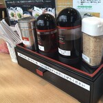 Menya TAO - 桌上的調味料等