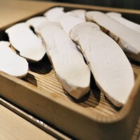 富小路 やま岸 - その松茸をとりあえずざっくりと切って。既に香りが店内に満ち溢れる♫