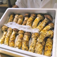 富小路 やま岸 - 松茸は私たちのスタート時間に合わせて入荷！なので盛り付けも間に合わず、超新鮮そのもの!(^^)!