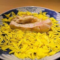 富小路 やま岸 - 白アマダイとマイタケを出汁に泳がせて。出汁がアマダイでとってあり、その美味しいことったら。菊花をいっぱいにちりばめて。もう全部飲み干してしまった(^^)