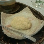 富澤商店 - 本蕨饅頭☆とろんとろんです♡*
今のところ形を保ってます(笑)
中には餡を入れて…形を作るのが難しいけど柔らかくて気持ち良い d(≧▽≦*d)