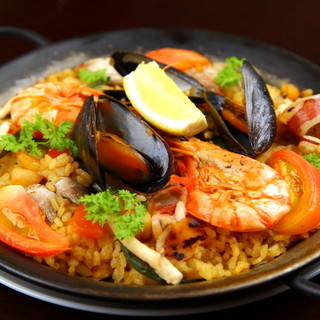 パエリアやアヒージョなど本格的なスペイン料理を堪能