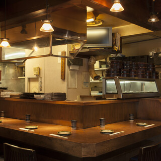 臨場感あふれるカウンター席＆家族連れもゆったりテーブル席