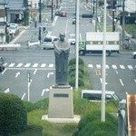 Wafuu Ajidokoro Kitarou - 駅から、諭吉センセ像が見えます。
