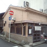 店の外観 元は理容店