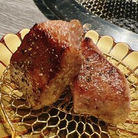 牛に金棒 麻布十番 - タン元です。昆布の仄かな香りに加え、仕上げに振りかけたカメルーンはペンジャ村産の黒胡椒の柔らかな刺激が追いかけます