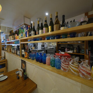 我们提供当地清酒和冲绳啤酒，与江户前寿司的美味相得益彰。