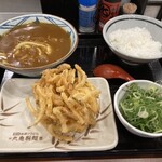 丸亀製麺 - 【カレーうどんと野菜のかき揚げ、ごはん(並)】。