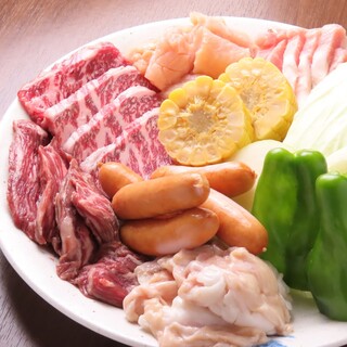 h Yakiniku Marusen - まるせん盛り合わせ(黒毛和牛カルビ、ハラミ、上ミノ、ホルモン、豚トロ、ウインナー、野菜盛り)