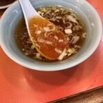 丸吉飯店 - チャーハンに着くスープ