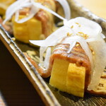 SUSHI DINING YUME - 肉巻き玉子。炙りローストビーフで寿司玉子を巻いた絶品のアテです。