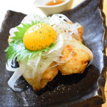 SUSHI DINING YUME - 名物商品。ポテサラ天ぷらです。天つゆを上からかけて卵黄からめてたべる新しいポテサラ⭐︎