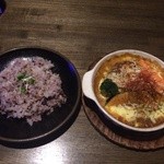 海賊流気まま料理 ドリィ船長のひげダンス - ランチセット  カレーにこみハンバーグセット  ¥980   サラダ・ドリンク付。   ご飯は白米と十五穀米を選べれます。