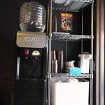 丿貫 - 入り口近くのウォータサーバなど