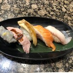 Gatten Sushi - 秋の五貫握り、990円。