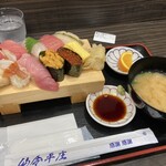 Uogashidokoro Sen - 握り特上(¥1980) - 食べ応えのある大きさかつネタも新鮮で非常に美味しい。みそ汁はおかわり自由