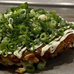 鉄板焼 もんじゃ焼 ひいろ - スジコンのお好み焼き