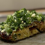 鉄板焼 もんじゃ焼 ひいろ - 厚みのあるふかふか生地に、たっぷりの和のスジコンと酸味のある洋風なソースが合うんだね ٩( ˙༥˙ )و 