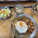 THAI ORCHID RESTAURANT - 目玉焼き乗ってる　右上のサツマイモ固かった