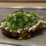 鉄板焼 もんじゃ焼 ひいろ - 「ネギもりすじこん玉」 ふかふかの生地にたっぷりネギ