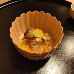 Wagokoro Izumi - 先付け。ワタリガニ、菊花、銀杏、天然キノコ。蟹の味もキノコの香りも弱くて……蟹は茹でたてでほんのり温かい状態のを食ってしまうと、こゆ冷えた蟹ではもの足りなく感じる