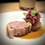 マンサルヴァ - ■富山県産の猪
      ロースはロースト、肩腕は煮込みで。
      特に、ロースの方は皮目まわりの旨さが本当に豊かで、こりゃ絶品！