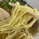 Yuushoku Kuukai - 加水高めの縮れ中細麺