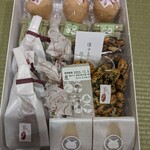 成城散歩 - 色々な和菓子の入ったお詰め合わせ