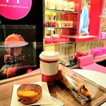 Pierre Gagnaire Pains Et Gateaux - 購入したもの。店外のイートインスペース。椅子がピンクで、 お店の雰囲気と合っていて 可愛い