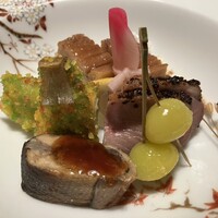 つきじ治作 - 前菜：穴子の菊花の押すし、子持鮎有馬煮、合鴨ロース蒸し、鱚三色美人粉揚、揚げ銀杏、揚げ稲穂