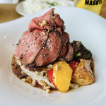 MASUYA MEAT＆CRAFT BEER - トリュフ香るマッシュポテトと道産ローストビーフハンバーグ \1.800-