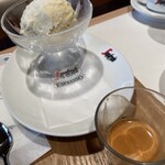 SIT Global Caffe empowered by Segafredo - エスプレッソをバニラアイスにかけます。